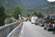 Nå må vi reise videre, samtidig kommer det en lang konvoi med lastebil trucks