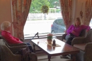 Her sitter vi i stuen på Thoen hotell rett før maten