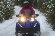 Alt vi vet er at du ikke kan kjøre bil det siste stykket til hytta, så da blir det snøskuter race. Her er B i action, minst 80 km i timen har jeg hørt