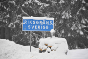 Endelig er vi ved grensen og klokken er 10.40. Vi har brukt 2,5 timer hittil men vi har hatt stopp og kjørt veldig pent