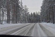 Det er ikke fult så mye grus her så vi trenger ikke være så redd for stensprut