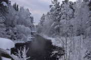 Her passerer vi en elv og merker med en gang at temperaturen er enda lavere her