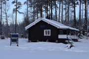 Ok, hytta har strøm via solseller, men hva gjør man når det ikke er sol? Her må det utforskes senere