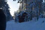 Vi passerer snart en liten bu, men hva ser vi langt der borte?