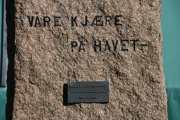 Det står, Reist av Det Norske Sjømannskor ved Oslo Sjømannskirke i 1966 og ble flyttet hit i 2016