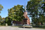 Jeg må ha en stopp etter denne strekningen og da er det naturlig å parkere ved Vestby kirke som er en langkirke fra 1886