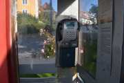 Som vi ser har denne det nyere telefonapparatet og er litt preget av rust fra sjøen her