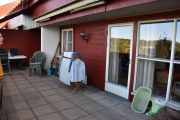 Verandaen har gulv i betong, det betyr vedlikeholdsfri og det er god plass her ute