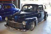 Se og nyt folkens, vi har kommet til den store garasjen med mye rart. Denne er ikke rar, det er en Ford fra 1948 - men hvilken Ford?
