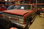 Jeg trodde jeg skulle huske alt han fortalte meg, men der tok jeg grundig feil. Jeg går ut herfra med dette bilde og prøver å huske alt han sa. Kan det være en Chevrolet Suburban?