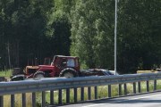 Står noen veteraner bak gjerdet der, to traktorer, bobler og et par andre