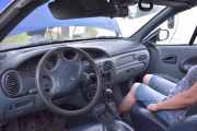 Da skal bilen startes, men du kan ikke sitte på den siden når du skal trå på gasspedalen