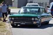 Her kommer det en stor bil igjen, det er en Cadillac Sedan Deville fra 1961