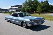 Men bilen vi ser er en Chevrolet Impala fra 1964, da har vi to Impala her i dag