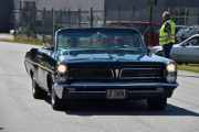 De kommer tett nå og må passe på og få med alle. Her kommer det en Pontiac Catalina fra 1963