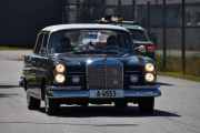 Men her kan vi ikke vente, neste bil er på vei inn. Det er en Mercedes-Benz 220 SE fra 1962