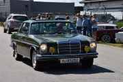 Men nå kommer det flere biler, den første er en Mercedes-Benz 280 CE fra 1973