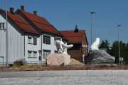 Skarnes er innfallsporten til Hedmark og her sitter de 3 arktiske revene og passer på