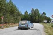 Så blir vi forbikjørt av en Volvo igjen, det er andre gangen i dag og de er begge veteraner. Han her er en Volvo 245 fra 1979. Sjekk forresten de felgene, lavprofil kalles vel dette