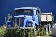 Mens de på kontoret prøver å finne han går jeg rundt og snuser litt. Første bilen er absolutt en veteran og den ser fin ut til å være så gammel. Vi ser på en Scania LS110S fra 1970