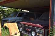 Her ser jeg to biler, Chevy Van Starcraft og en GMC Chevrolet Suburban . Begge er veteraner