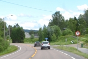 Kl. 16.49 og rett etterpå ser jeg dette skiltet, vi er i 70 sone