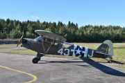 LN-MAV er en Piper L-4J Grasshopper fra 1944. Flytypen var en del av de amerikanernes hærstyrkene under andre verdenskrig,  og ble benyttet til observasjon, ildledning og lette transportoppdrag