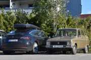 Profilbilde Hamar Kornsilovegen Renault 6 TL og en Tesla Model E3D
