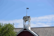 På spiret over låven er det et flagg med årstallet 2006, var det da låven ble bygd eller restaurert tro?