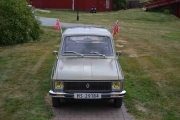 Punkt en, vi må kle bilen med norske flagg