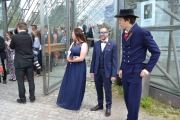 Sjåføren til høyre og Roger og Amanda til venstre, alle ekte Renault mennesker