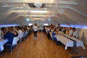 Det serveres vin til oss også