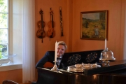 Til og med dette rommet var fylt med fin musikk, sønnen til søstera til Kim spilte for oss