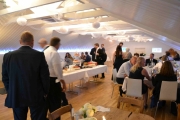 Men nå er det kaker og alle som står med krum rygg er kakemomser