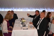 Noen følger med og sier hei