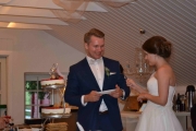 Jo, Maiken og Kim skal spise av bryllupskaka