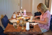 Så for vi frokost av den gode gammeldagse sorten, hjemmelagd - nam nam
