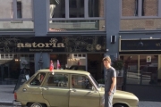 Bilen starter og vi har kommet oss til blomsterbutikken hvor vi skal hente blomsteroppsatser osv. Men vi skal ikke ta med oss brudebuketten, den blir hentet senere. Sjåføren er selvsagt på plass og passer på at vi følger opp