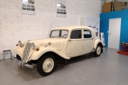 Og her ser vi bilen de skal kjøres i, det er en god gammel staselig Citroen