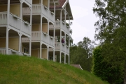 Litt av fronten til de som har rom på forsiden av hotellet