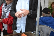 Legg merke til fingeren til fetteren min, her er det noe lureri på gang