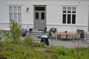Sitter det en liten bissevov og passer på?