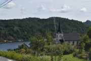 På vei ned ser vi Langangen kirke fra 1891