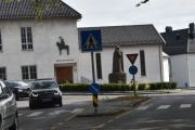 Kjører videre gjennom sentrum og kommer til rundkjøringen hvor Olavskapellet og Sandar menighetshus ligger. Tar jeg ikke feil så er skulpturen av en Landstad, Norges første offentlige statue hugget i norsk hardsten