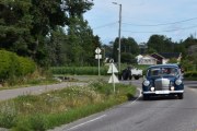 Men nå må vi passe på her kommer det også en fin veteran. Det er en Mercedes-Benz 190 fra 1960