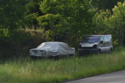 Den bakerste er jeg helt sikker på er en Renault Classic, men den under presenningen er jeg mer usikker på