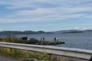 Klokken er seks om kvelden og folk koser seg med fiske etter middagen. Minner meg på at jeg ikke har spist siden kakene i Porsgrunn