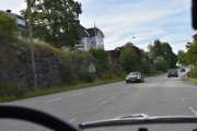 Her for jeg to Mercedes-er i samme bilde, den foran oss bommet jeg med noen år og det gjør jeg med den mot oss også. Men hva gjør det når jeg sier at dette er en  Mercedes-Benz CLK 230 Kompressor fra 1999.  Tenk deg denne om 9 år, da er den veteran
