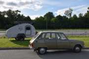 Så når jeg kjører inn på bensinstasjonen på Liersletta så ser jeg han står der og venter. Da bestemmer jeg meg for å ta en titt på campingvogner istedenfor. Denne har jeg tatt mål av før, så jeg bare lurer på om den passer bilen