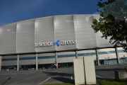 Vi passerer Telenor Arena, enda et vakkert bygg før vi finner ut hvor vi nærmest kan parkere Kilen Sjøflyklubb. Oksenøyveien var nemlig steng og jeg kom ikke lenger og måtte kjøre rundt